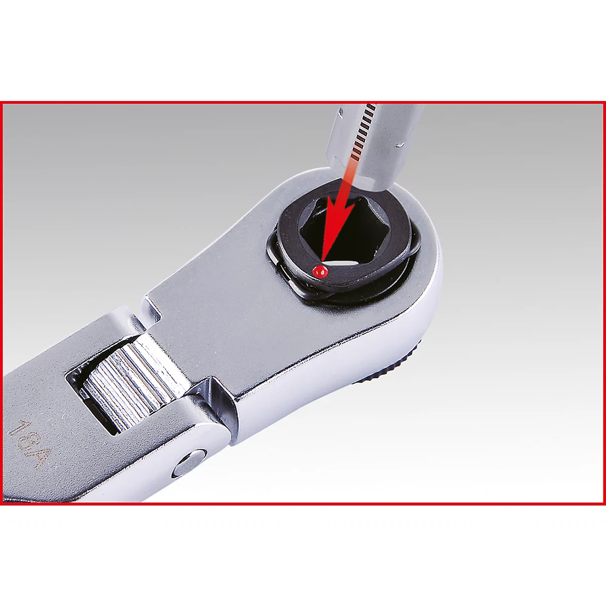 Nahaufnahme eines silberfarbenen Ratschenschlüssels mit rotem Pfeil auf einen Sechskant. Der Schlüssel wird in ein Werkzeug gesteckt.